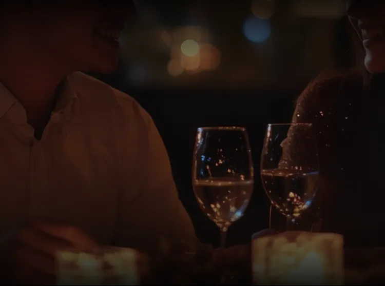 男女が乾杯している画像