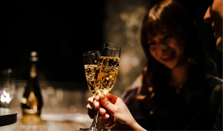 男女が乾杯している画像